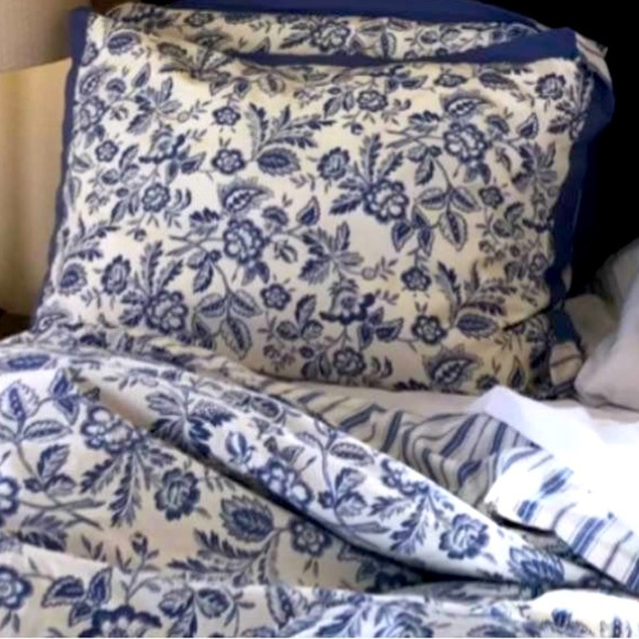 Other - Beautiful comforter, 2 pillow shams and bed skirt for FULL size bed.Blue & white